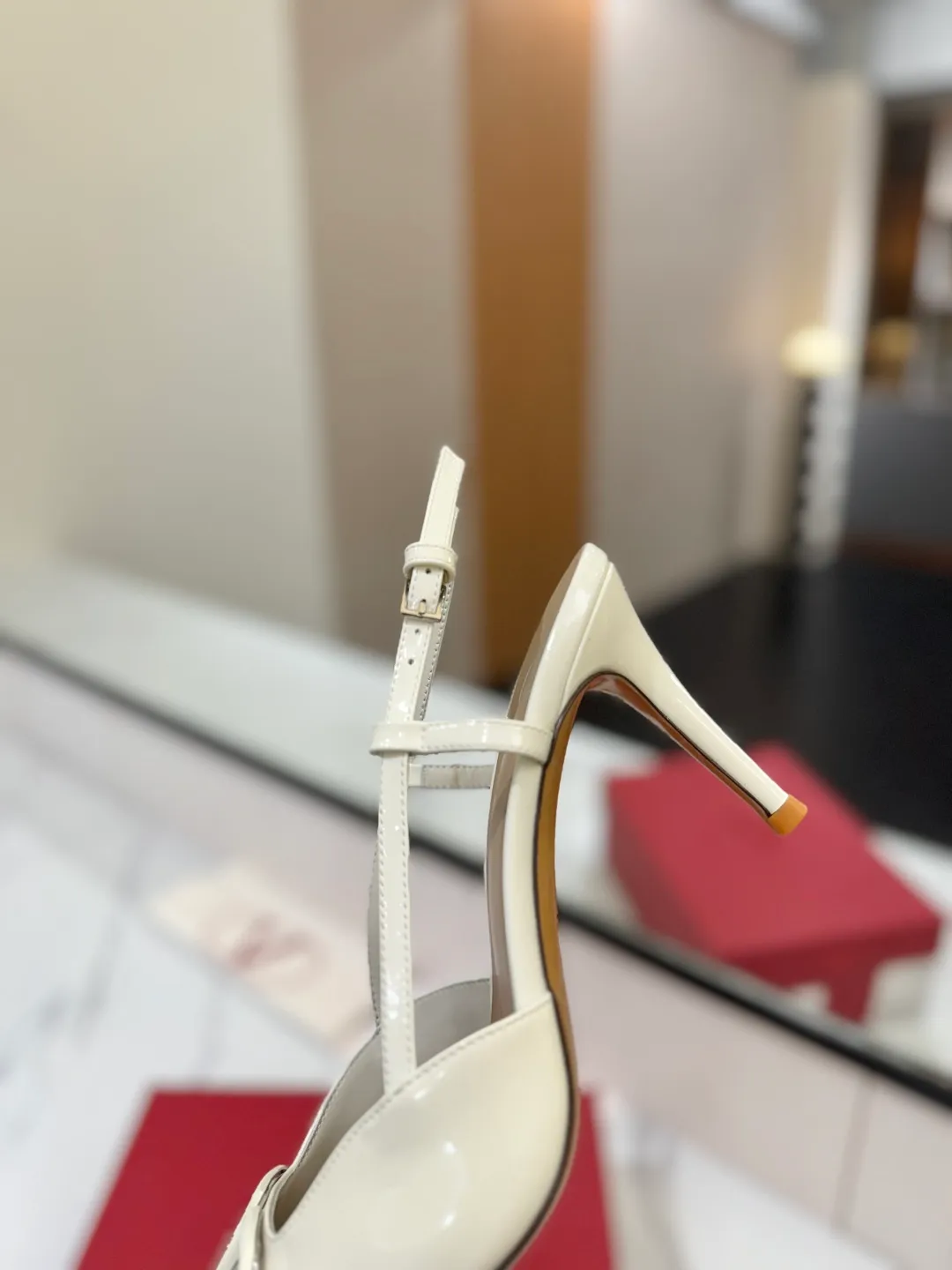 💕💕Factory direct selling price p520💕💕 Valentino launches a new series of sandals, sandals with pointed toe V-buckle sandals. The upper part of the foot is very pedicure-like. The key point is that it is very good and easy to control. It does not grind or tire your feet. It is a walking artifact! Metal VLOGO diamond buckle elements, full of high-end sense! It became sweet instantly.  The avant-garde VLOGO SIGNATURE shoe series interprets VALENTINO GARAVANI's candid attitude. Valentino Garavani V logo back hollow sandals with VLogo Signature decoration, platinum tone VLogo Signature decoration! Upper: imported patent leather Lining: imported goatskin Outsole: Italian leather outsole Heel height: 8cm Size: 35-39 (34-40-41-42 customized size)
